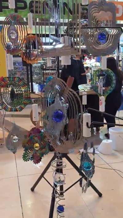 Super trippy illusion I found at the mall