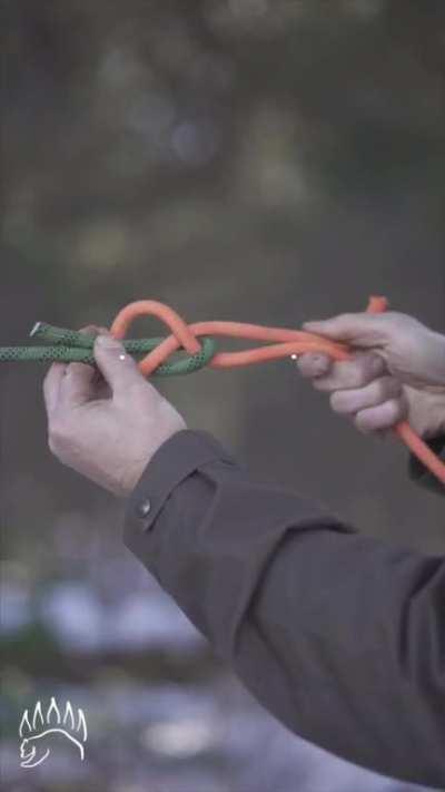 Great Utility knot for connecting ropes and even fabric / tarp.