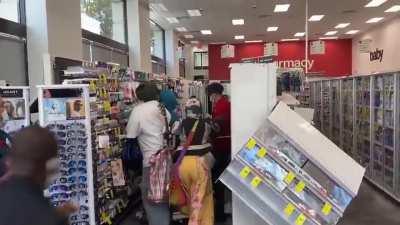 Group robs CVS in broad daylight