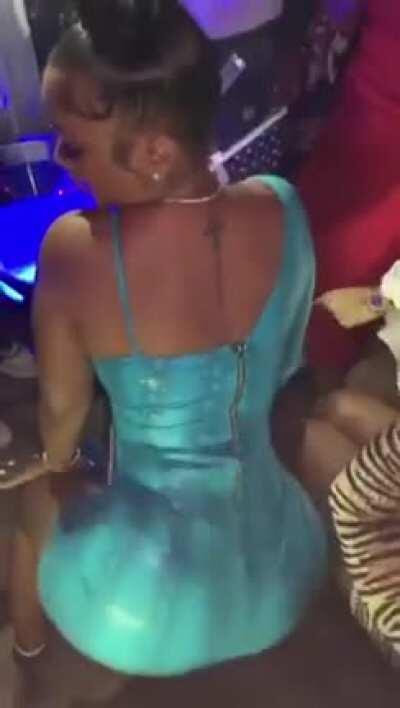 She knows how to twerk it