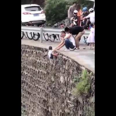 Idiots putting Kid's Life in Danger Just for a Pic, really horrible...