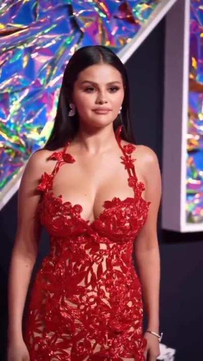 All cameras are set on this gorgeous woman. I  beg, have some mercy on us. Juice of pleasure are flowing like a river, lord.