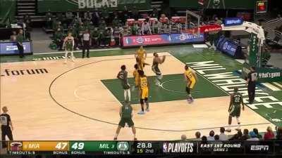[Highlight] Jrue Holiday lobs to Giannis but it goes in instead