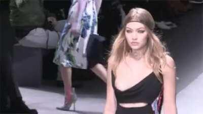 Gigi Hadid bouncing loose on the runway (x-post r/celebs)