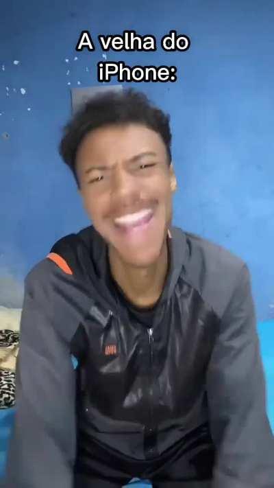 A velha do iPhone 😔