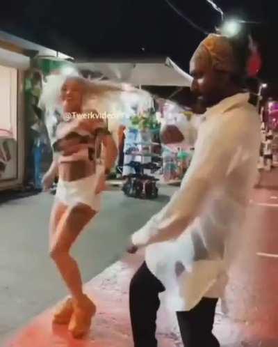 This chick sure loves twerking in public!