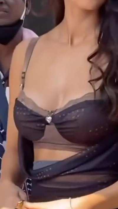 do you like her clevage?