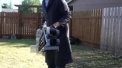 Инженер собрал портативный метатель ножей — со слотом до 12 снарядов и лазерным прицеливанием на основе технологии LIDAR. Устройство измеряет нужное расстояние и запускает ножи с определённой скоростью. Во время теста метатель попал в цель 10 раз подряд