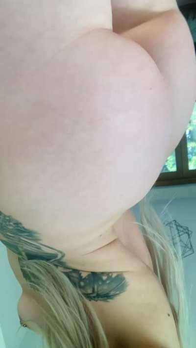 Small tits ✅ fat ass ✅