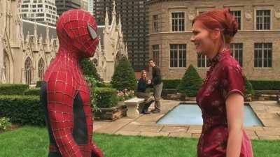 Peter Parker usando a roupa do Homem-Aranha