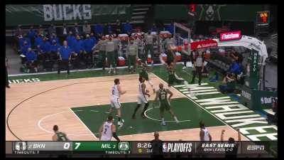 [Highlight] Giannis throws it down