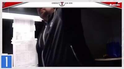 Texas Tech radio play-by-play broadcaster Geoff Haxton makes wild one-handed catch with his bare hand!