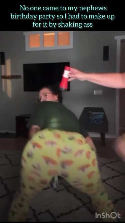  Auntie liv ass shaking 