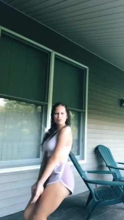 She kept throwing it Back 🍑