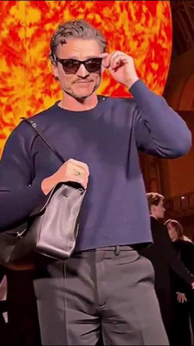 Pedrotober Day 8 Orange or Airpods