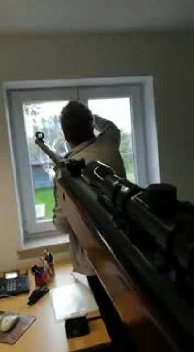 zeig das ja nicht meinem weib alfred 😱😨😥 sonst holt die alte noch meinen weltkriegs karabiener aus m keller statt dem bier wegen dem ich sie runtergeschickt hab🤪😜😂😂