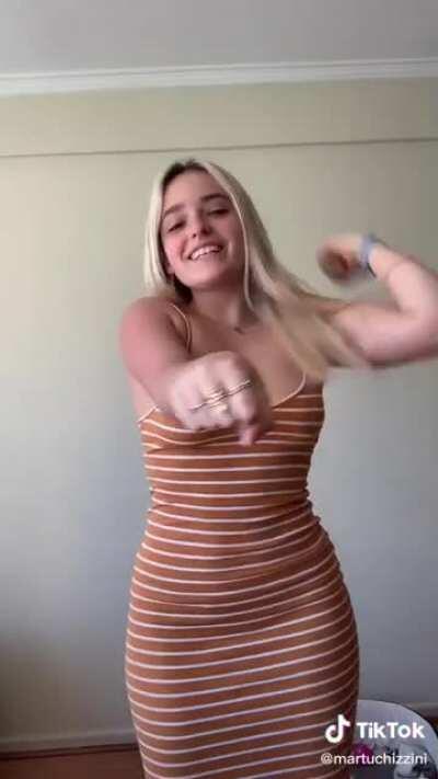 No bra and amazing jiggle.