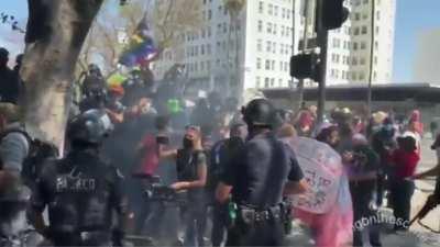Police use batons and beanbag to push back antifa while trying to keep two opposing groups apart - Wi Spa, Los Angeles 17th July