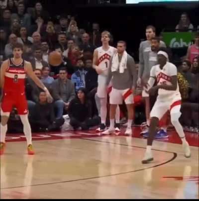 [Highlight] The Wizards play an entire defensive possession 4v5 because Kyle Kuzma is on the other side of the court asking for a challenge.