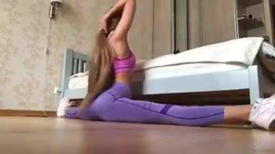 Doing A Split And Dropping A Pretty Bun (@artkatana)