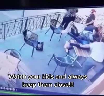 Man tries kidnapping child and is immediately tackled by crowd