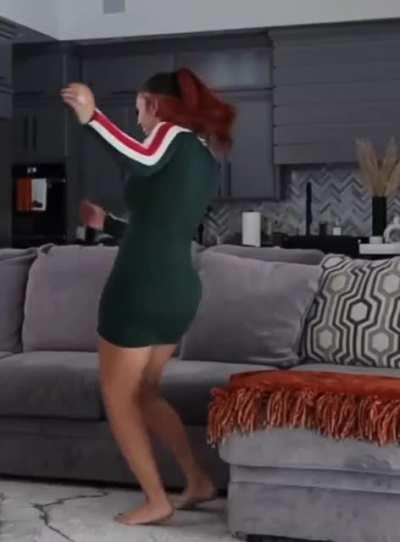 Idk what move she doing... but that ass tho 😫