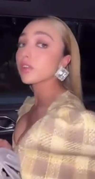 Peyton - Stunning look, heading to Vanity Fair party | TikTok March 2022