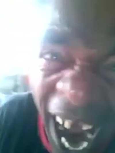 Eu não consigo entender como o câmera não deu uma risada