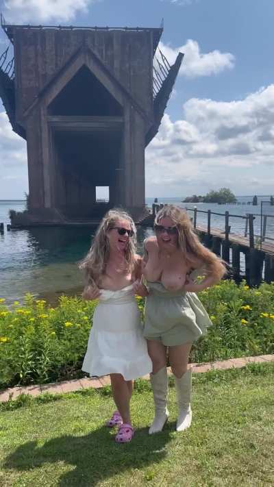 Flashing is more fun with friends ;) 