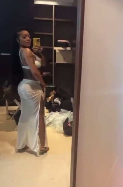 Gloria posing in the mirror💥