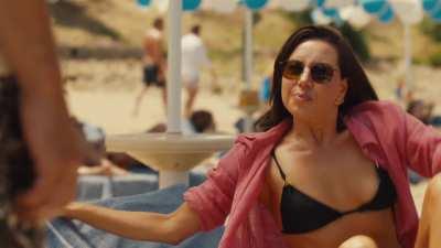 Aubrey Plaza has cute little nipples.