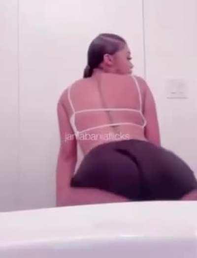 Jania meshell twerking on her Ig storie🥴🍑[video]