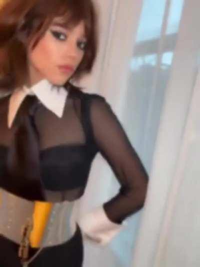 Her hourglass is hourglassing ⌛️ 