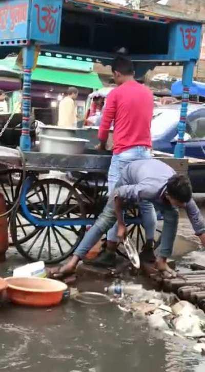 This food cart was chosen as the best in the city due to the cleanliness of its plates