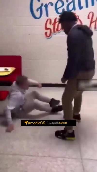 Boxer realizes theres no jabbing for 12 rounds to win a decision in a street fight against mma fighter😳☝🏿