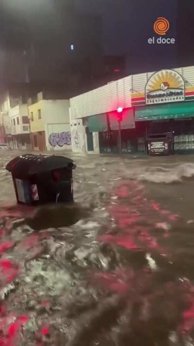 Calles inundadas en Córdoba después de un temporal que azotó a la ciudad capitalina.