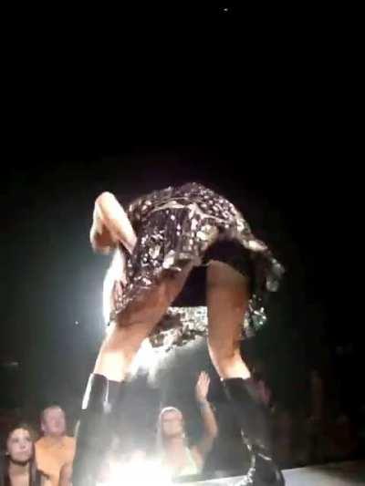 Love how Taylor is always bending over at her concerts giving us an amazing view