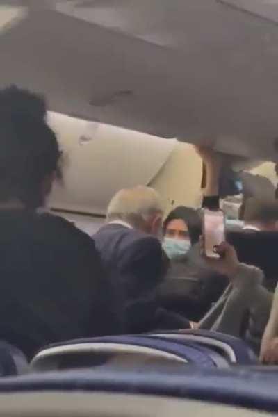 Mientras tanto, en el vuelo de regreso...