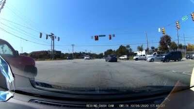 [USA] Red Light runner doesn't notice cops right next to them; Pickup driver rejoices