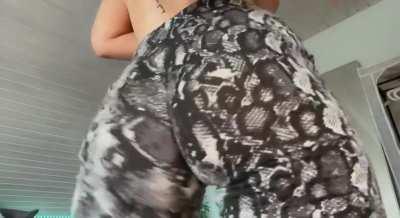 ayyy how you like my twerking ass in my new leggings?ð