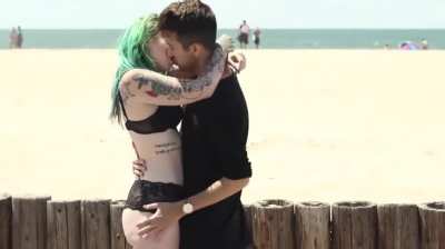 Although this was a short kiss she has such a sexy ass