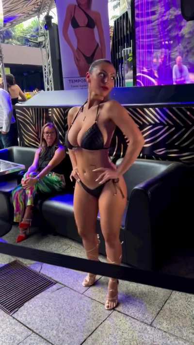 [Troca de corpo] Essa era uma ótima ideia, já que eu era muito tímida você iria trocar de corpo comigo para ir ao concurso. Eu mal podia acreditar em como você estava tranquilo lá, tranquilo até demais... Nossos olhos se cruzam por um momento e algo em vo