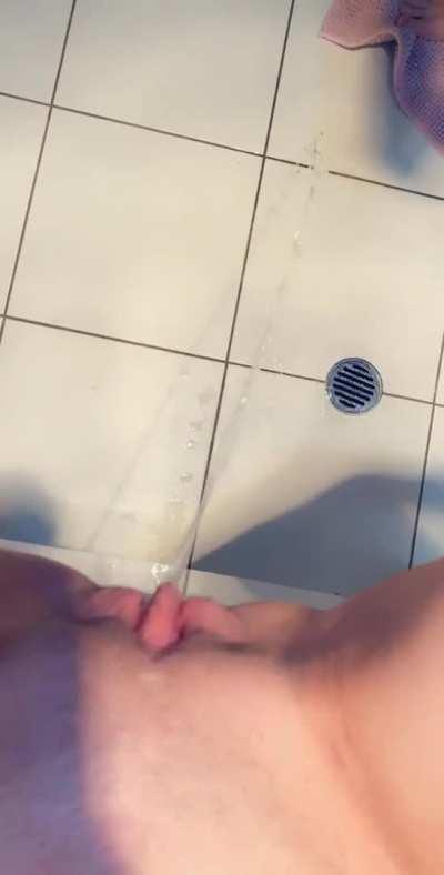Di[f]ferent angle from my sink pee video I posted earlier ð