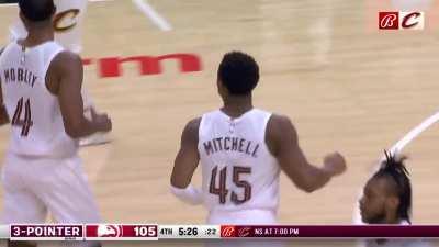 [Highlight] Mitchell hits a step back 3 on Young to give him 36 points and the Cavs the lead late in the 4th.