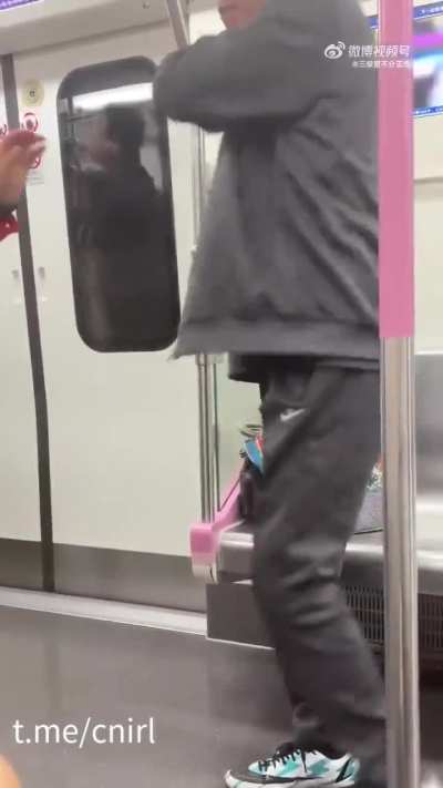 大爷大妈因座位起争执，没想到大妈因忍受不了大爷口臭惨败…