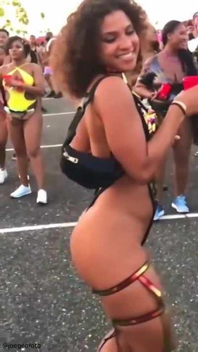 Radiating sexiness and good vibes 🔥 (@happilyjuju)