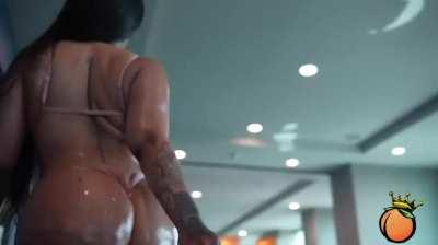 Look at that jiggle, jiggle