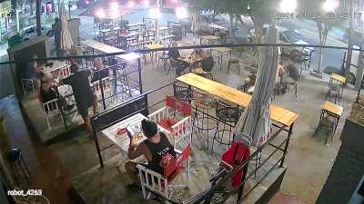 Rosario: Sicario le dejó una nota al mozo, pero no supo activar su arma. La nota decía, 