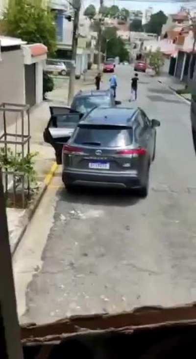 A pessoa está sendo assaltada a mão armada, dá xilique com ladrão, toma um tiro e fala: Pô, cê me machucou velho!