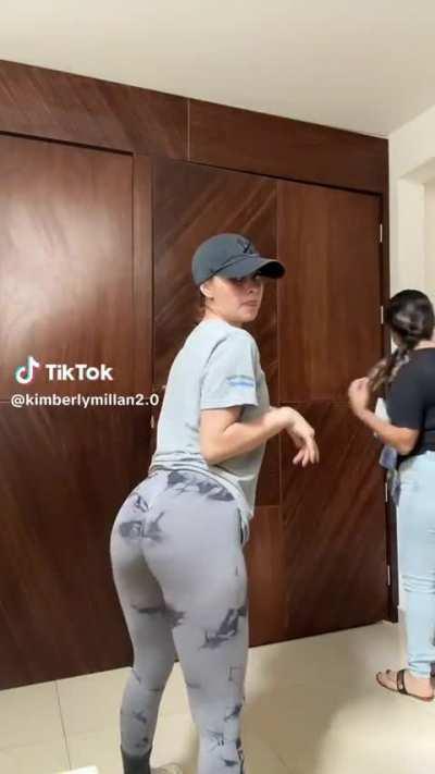 Ufff como mueve el culo🔥